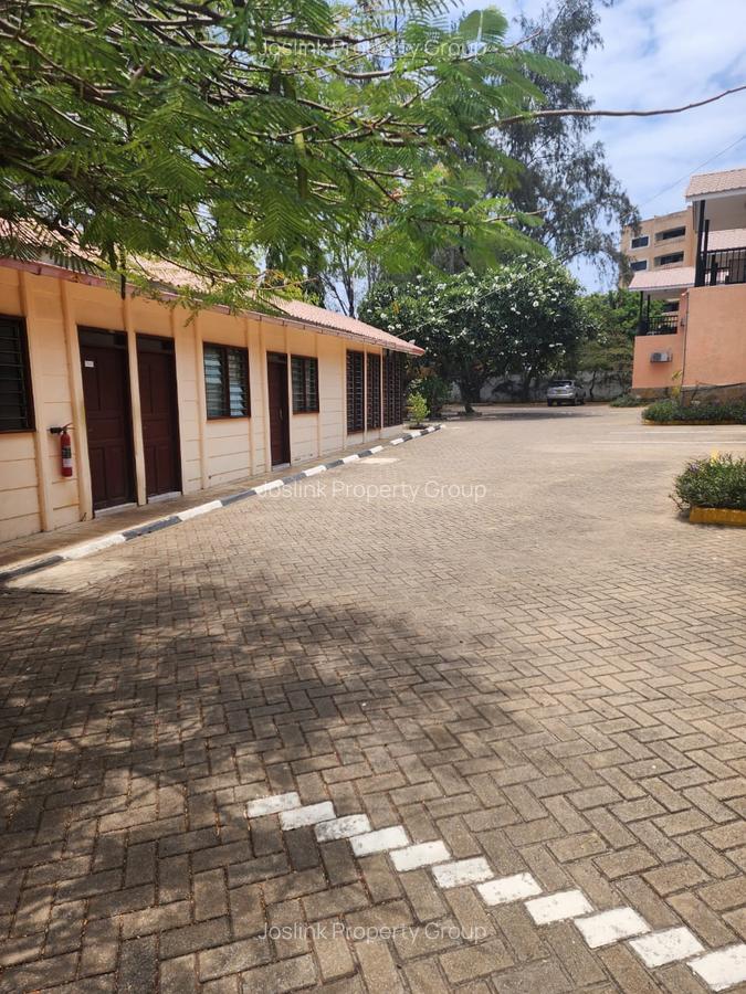 Serviced 10 Bed Apartment with En Suite at Greenwood Drive - 6