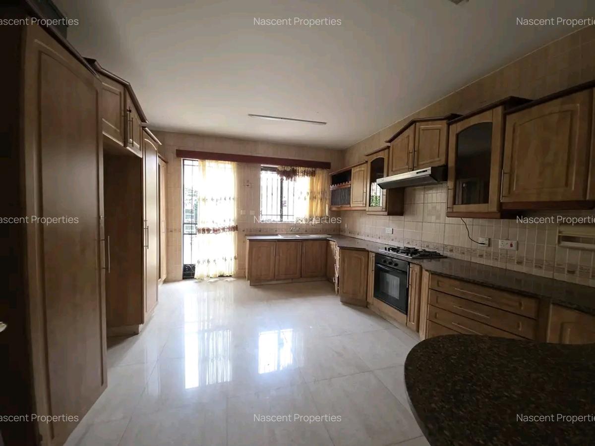 4 Bed House with En Suite at Grevillea - 9