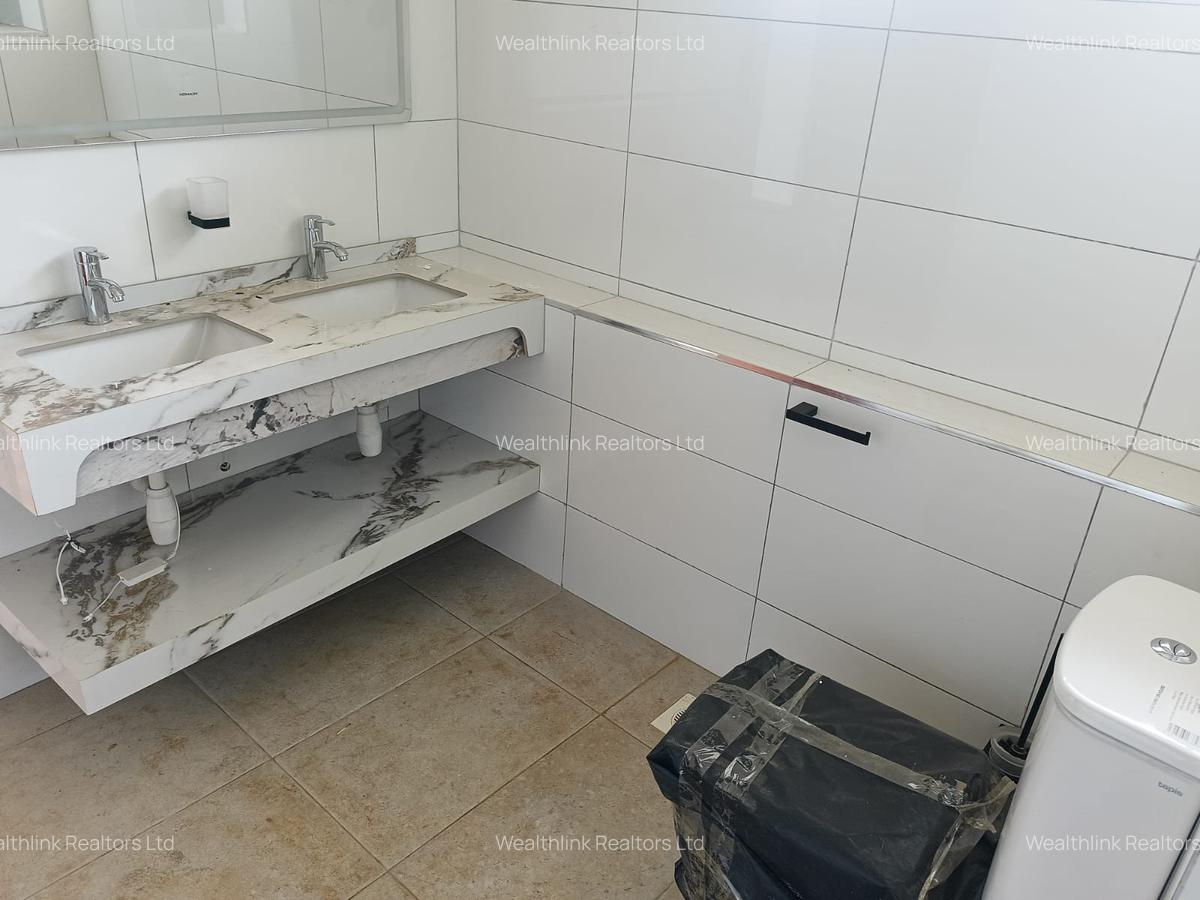 5 Bed House with En Suite at Ridgeways - 10