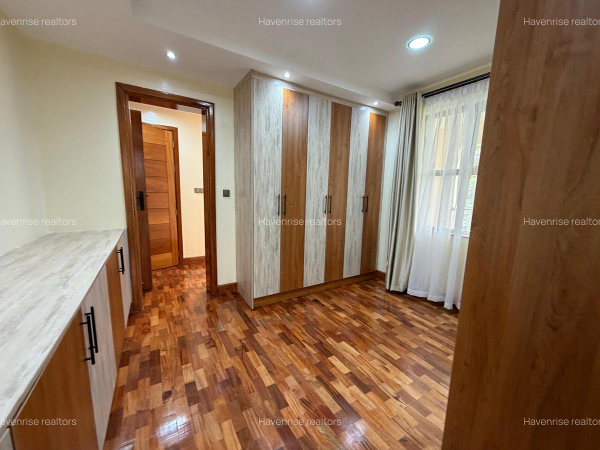 5 Bed House with En Suite at Rosslyn - 17