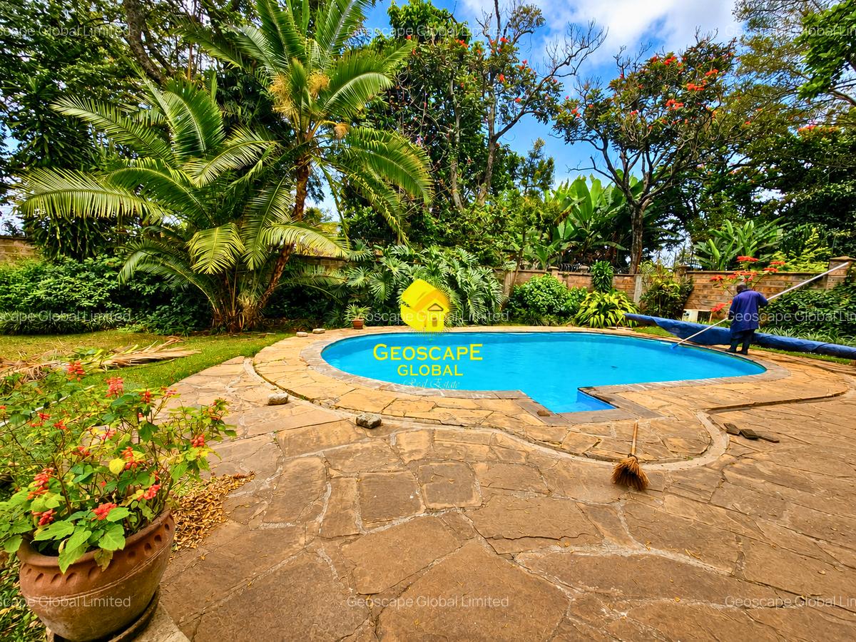 5 Bed House with En Suite in Runda - 1