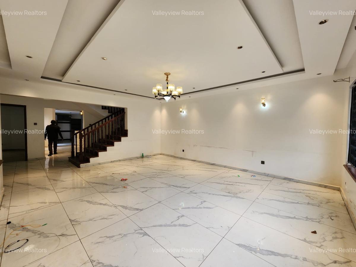 5 Bed Townhouse with En Suite at Lavington - 13