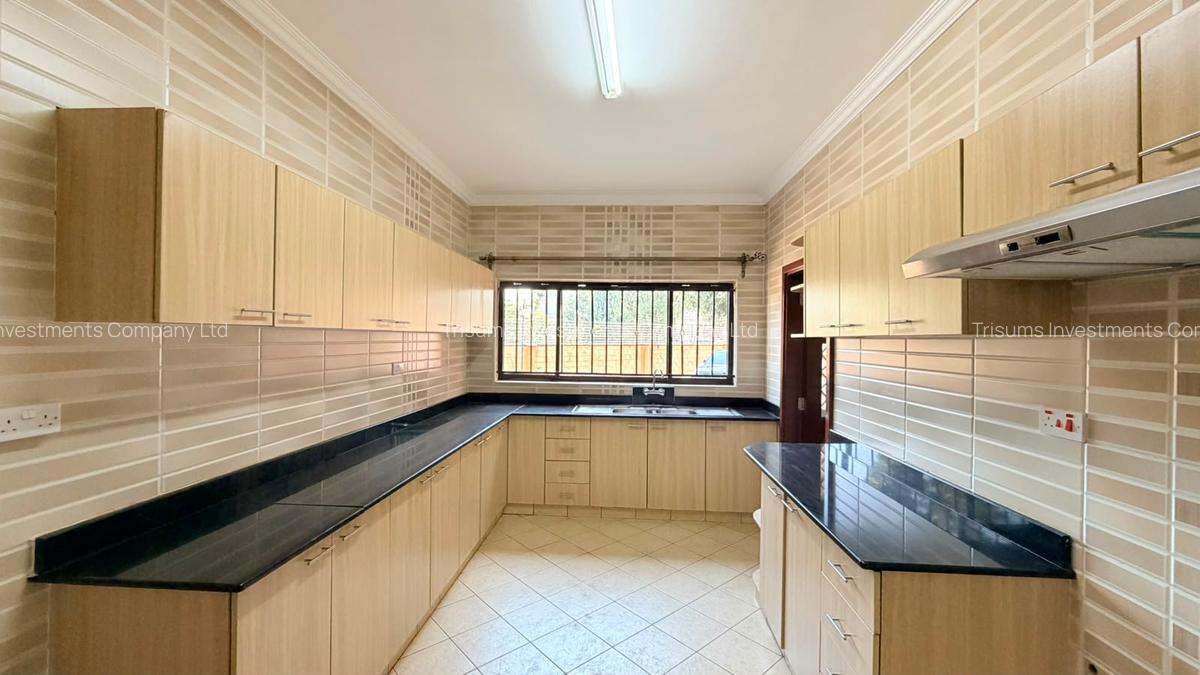 4 Bed Apartment with En Suite in Brookside - 2