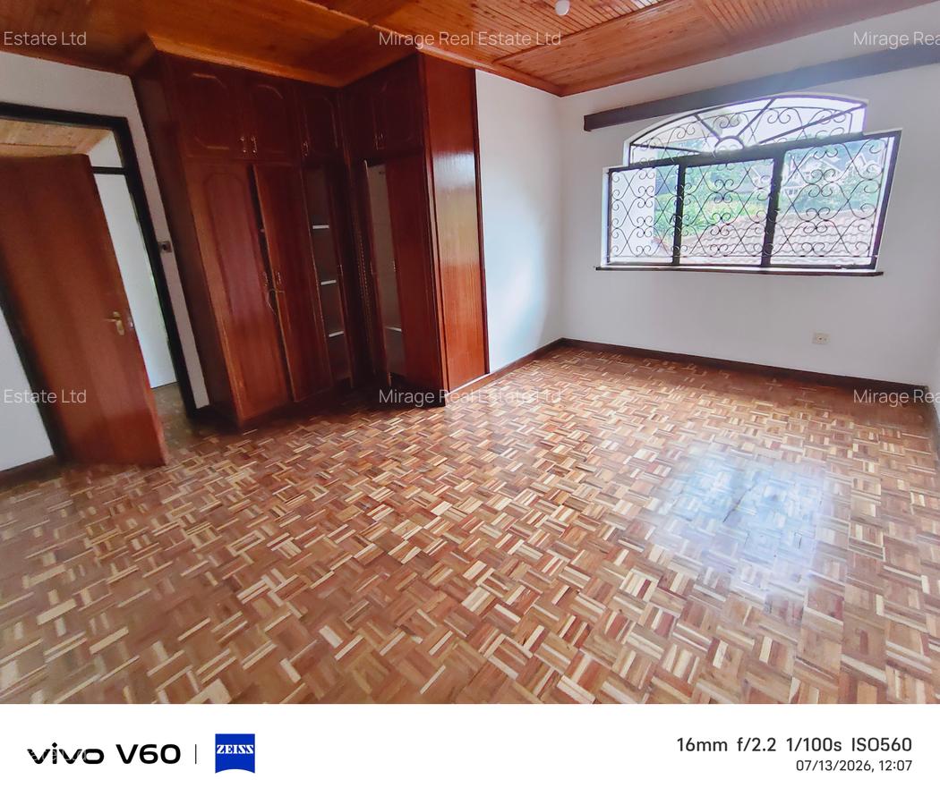 6 Bed House with En Suite in Nyari - 19
