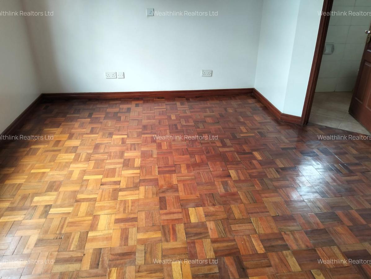 5 Bed Townhouse with En Suite at Lavington - 7