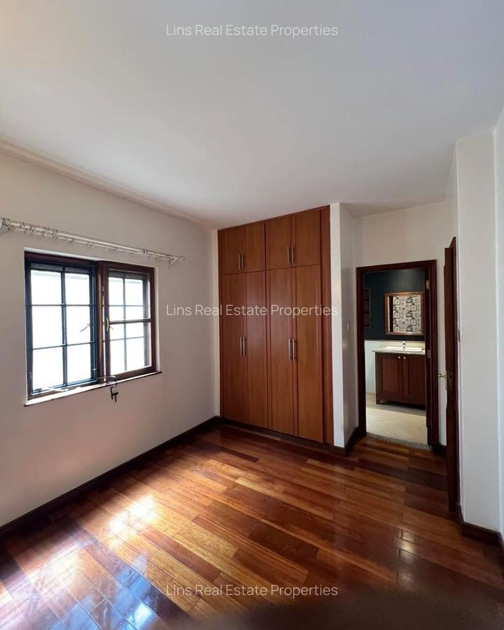 4 Bed Townhouse with En Suite in General Mathenge - 9