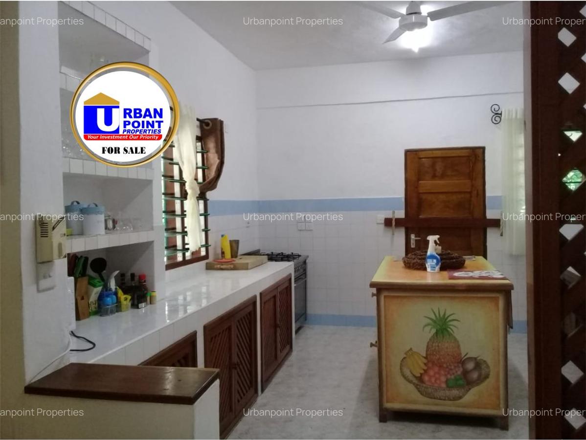 6 Bed House with En Suite in Watamu - 10