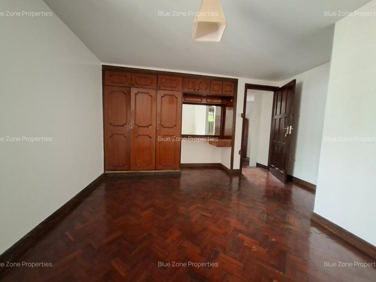 5 Bed House with En Suite at Close To Un - 17