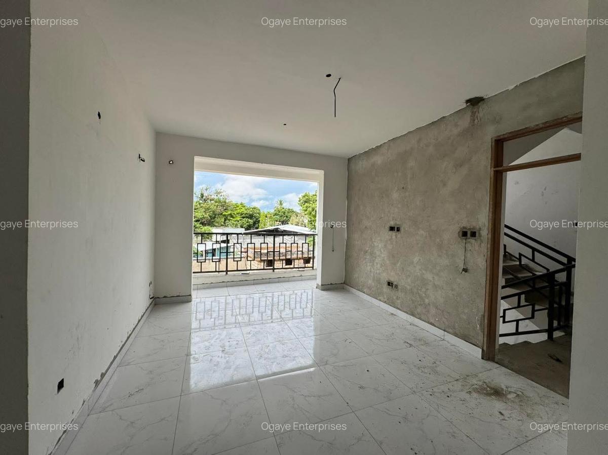3 Bed Apartment with En Suite at Beach Road - 10