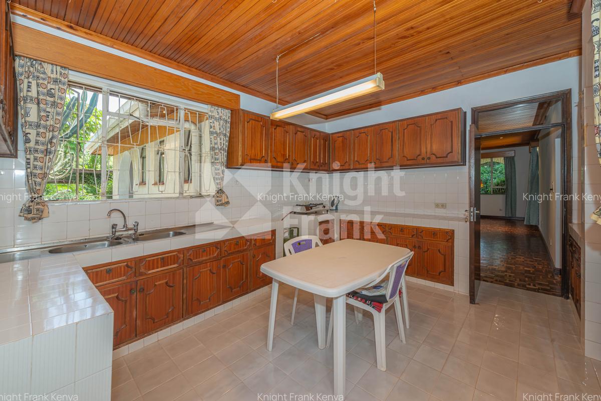 10 Bed House with Garden at Rosslyn Lone Tree - 5