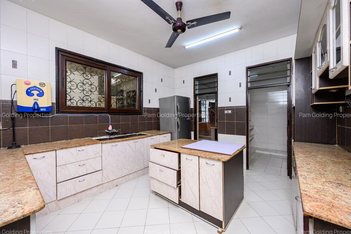 4 Bed Apartment with En Suite at Nyere Avenue - 5