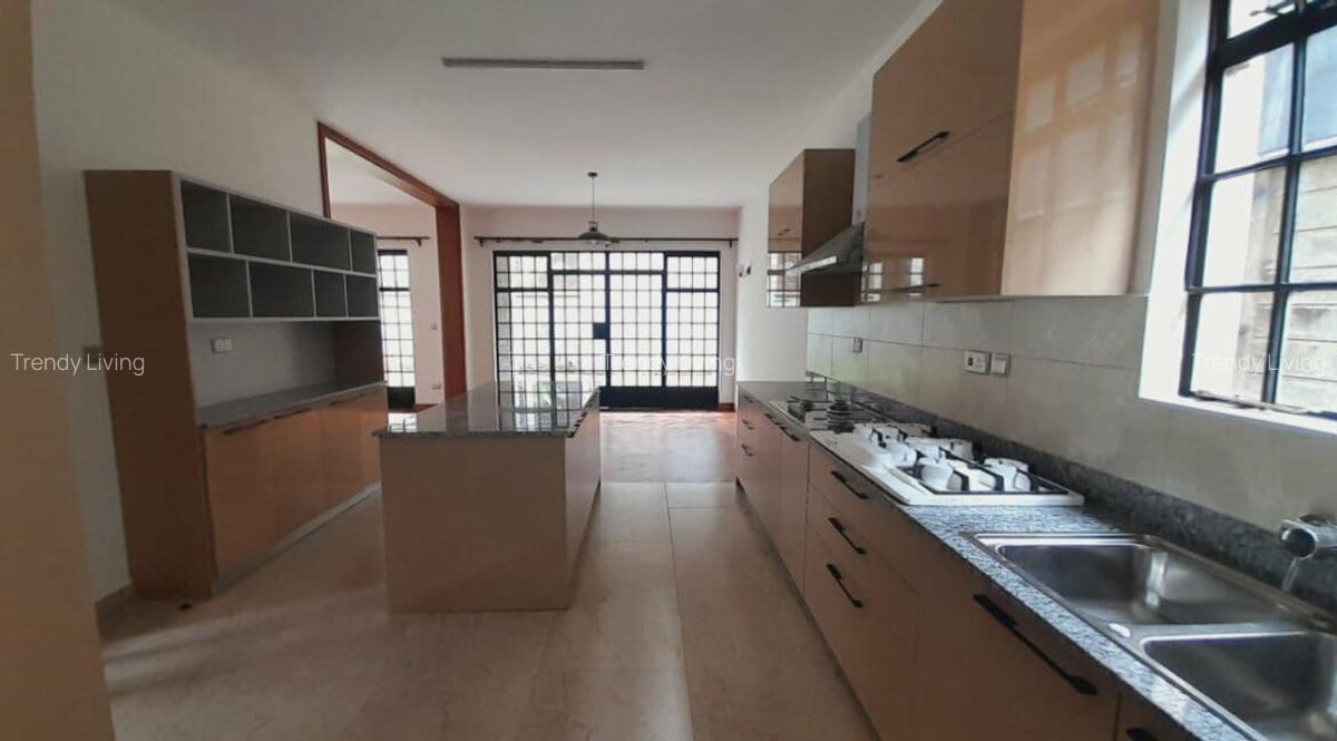 5 Bed Townhouse with En Suite in Lavington - 2