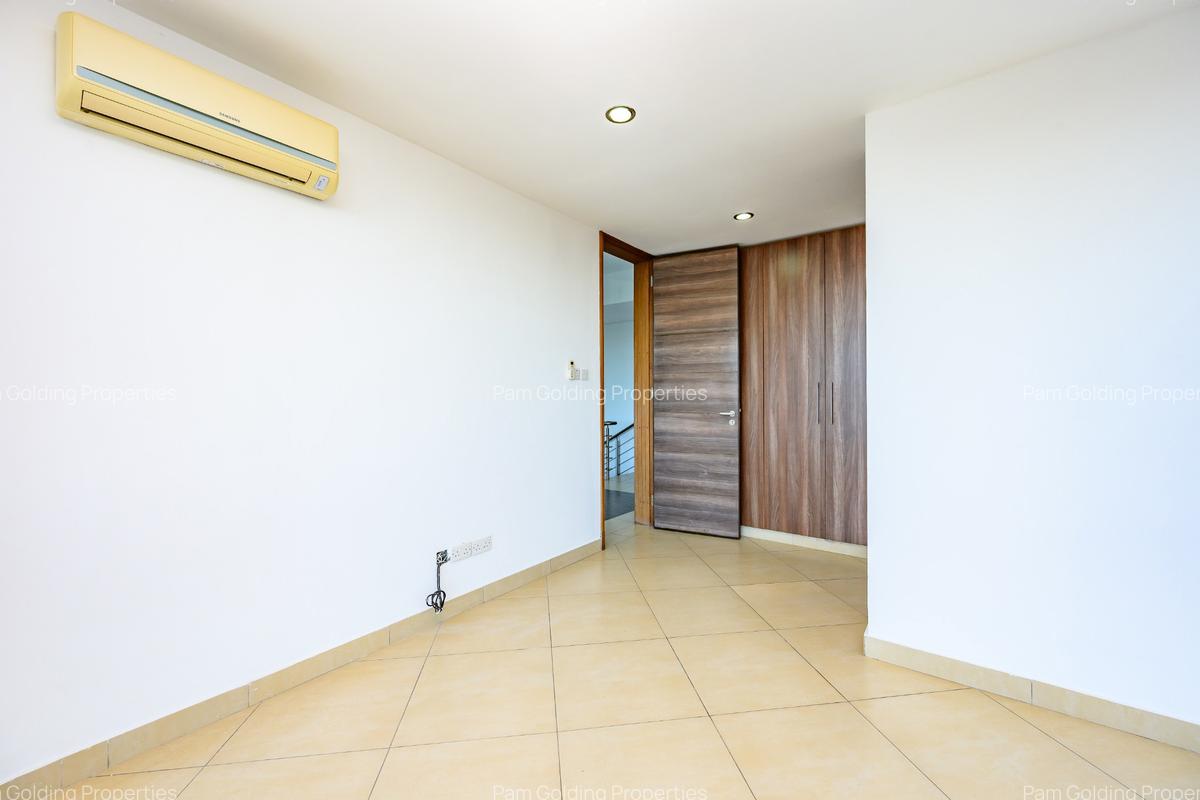 4 Bed Apartment with En Suite at Greenwood Drive - 12