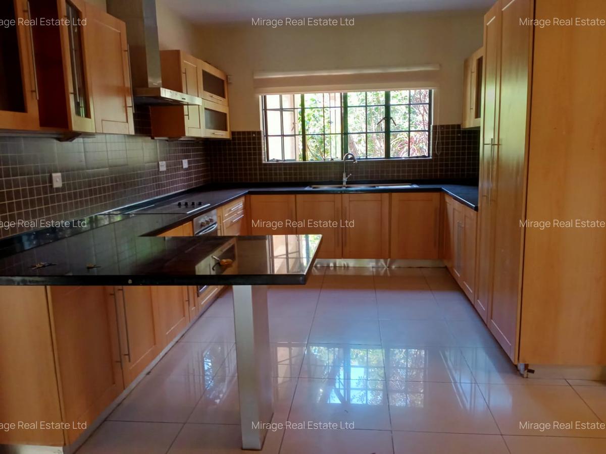 5 Bed Villa with En Suite in Runda - 4