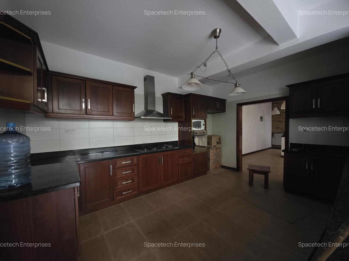 4 Bed Townhouse with En Suite in Spring Valley - 9