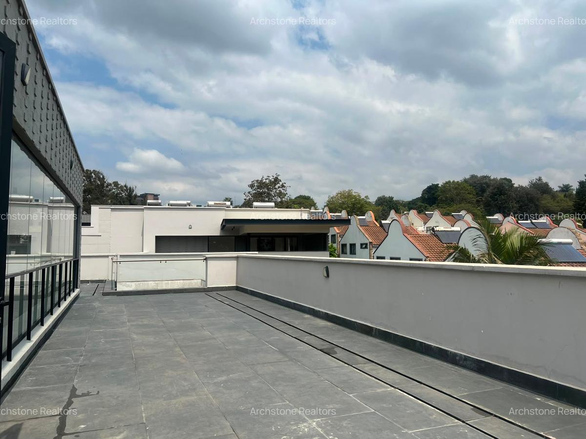 5 Bed Townhouse with En Suite in Brookside - 9