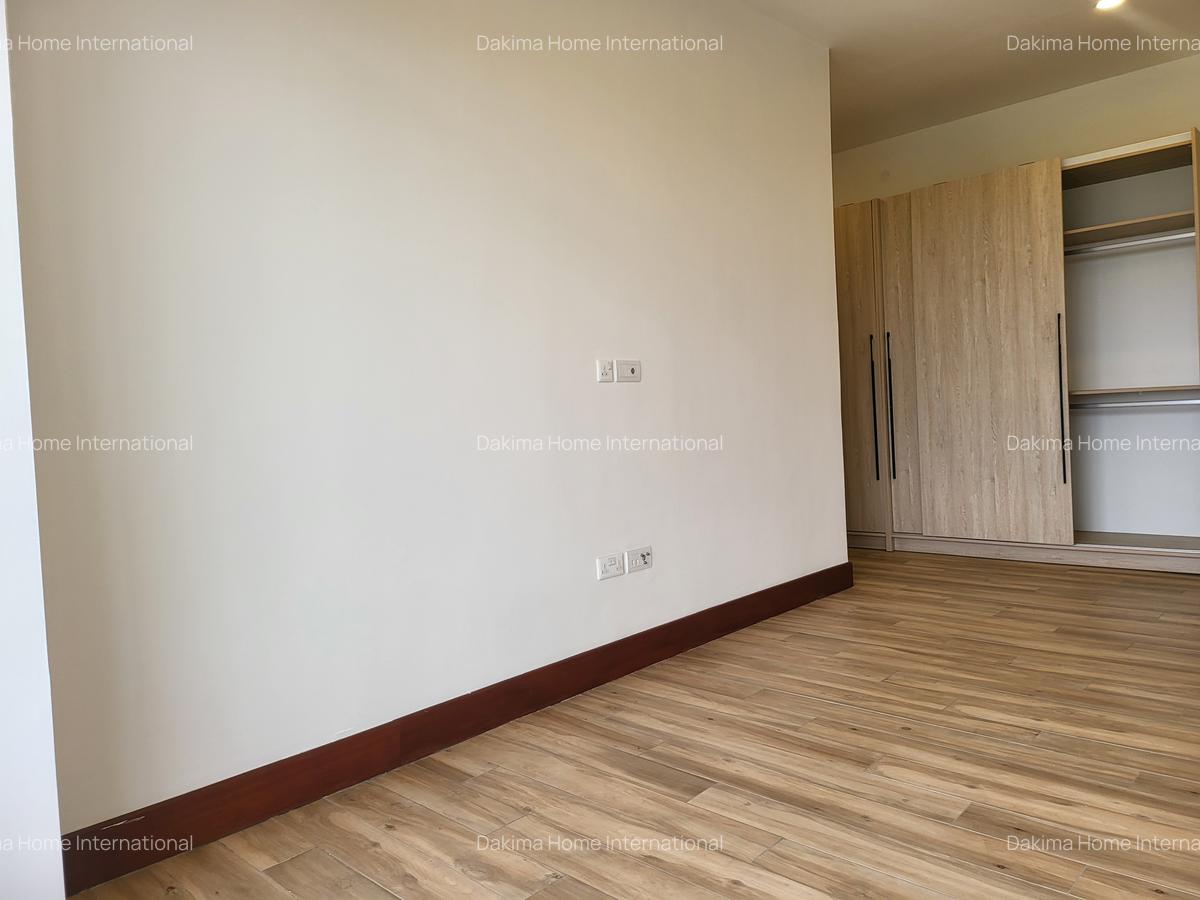 3 Bed Apartment with En Suite in Parklands - 12