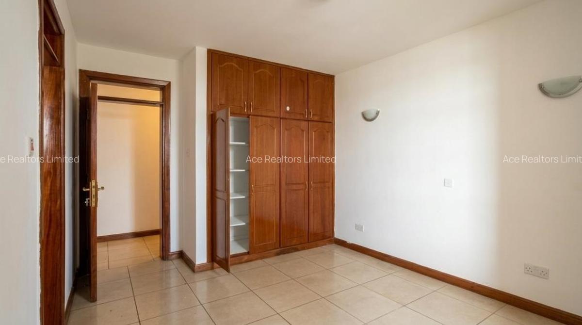 3 Bed Apartment with En Suite at Brookside Estate - 8
