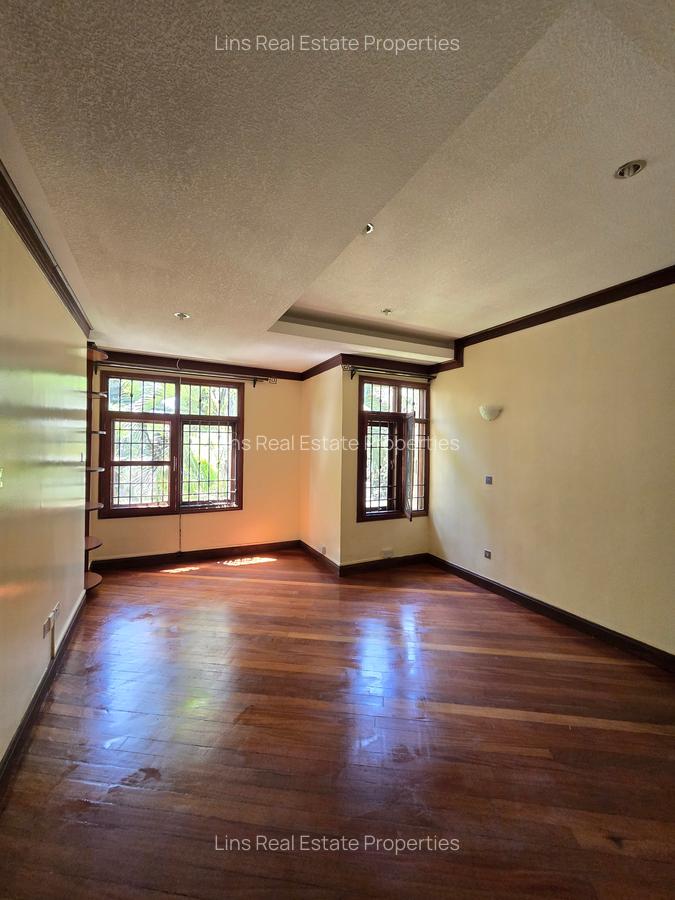 4 Bed House with En Suite in Hill View - 20