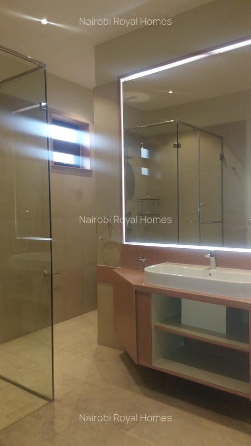 5 Bed House with En Suite at Flem Tree - 12