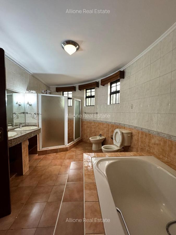 4 Bed House at Near Giraffe Centre - 12