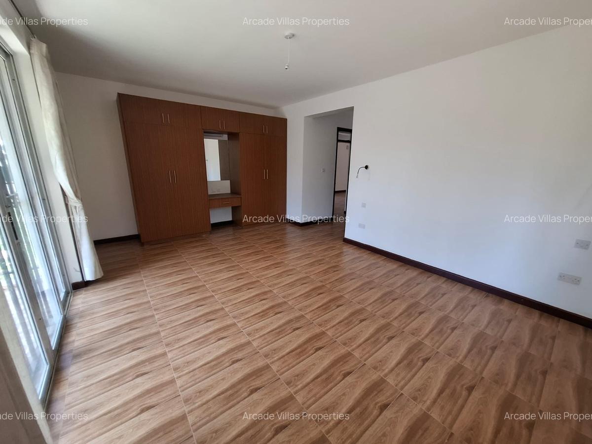 5 Bed House with En Suite in Lavington - 12
