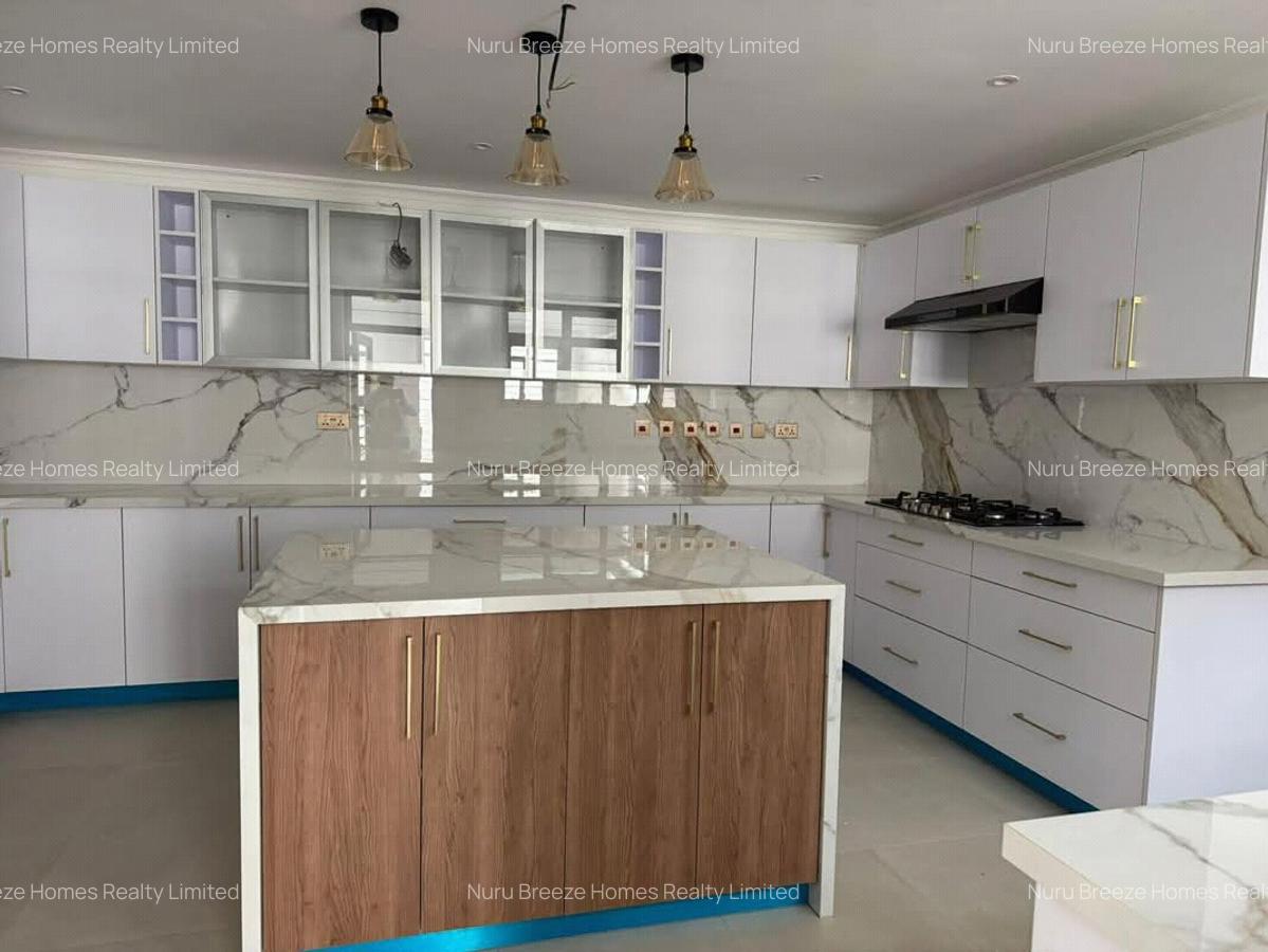7 Bed House with En Suite in Runda - 3