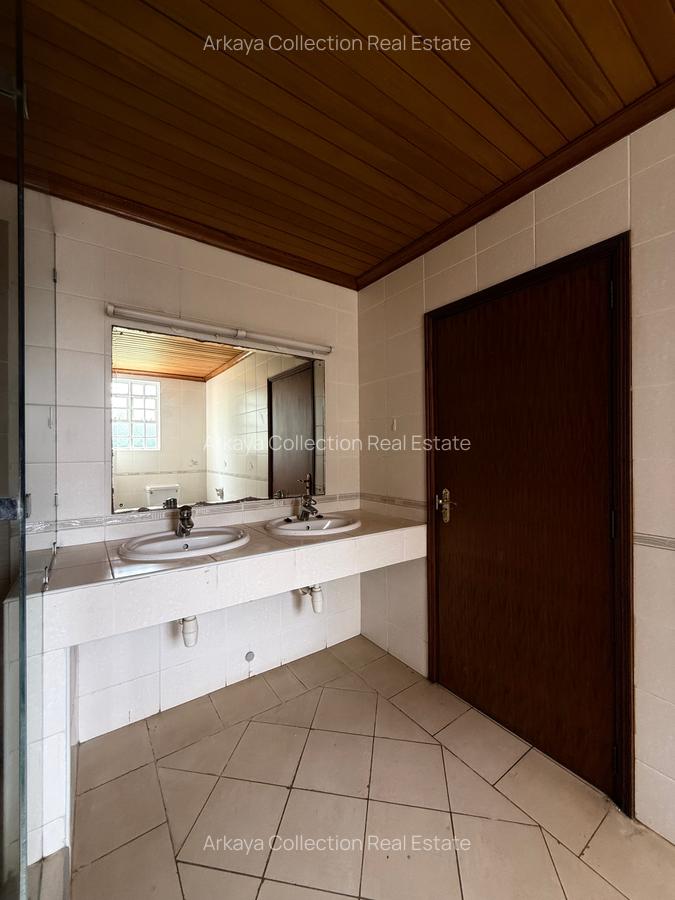 5 Bed House with En Suite in Runda - 12