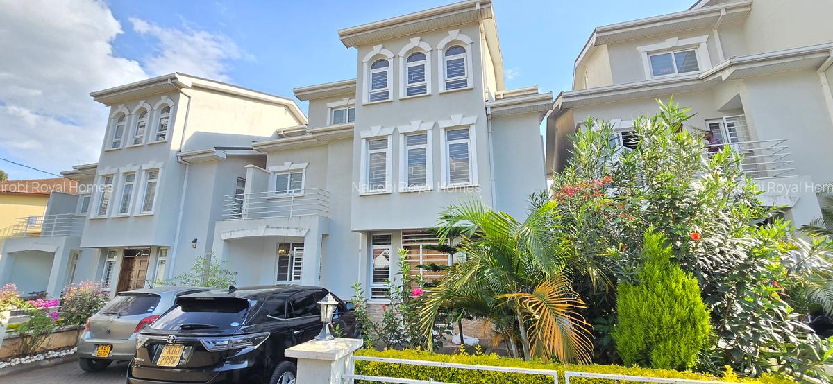 5 Bed Townhouse with En Suite at Lavington Green - 3