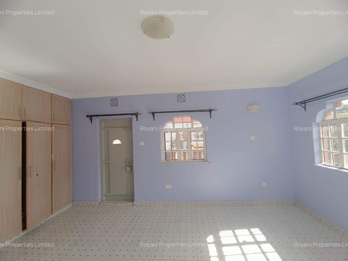 5 Bed House with En Suite in Membley - 5