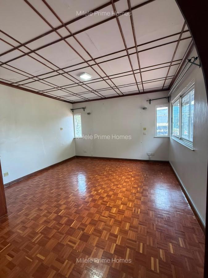 4 Bed Villa with En Suite at Lavington - 3