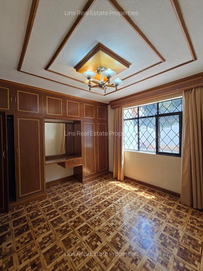 5 Bed House with En Suite in Runda - 17