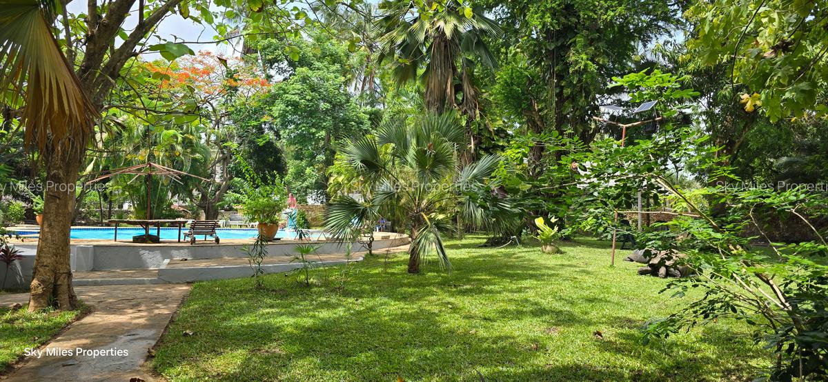 Serviced 3 Bed Apartment with En Suite at La-Marina - 5