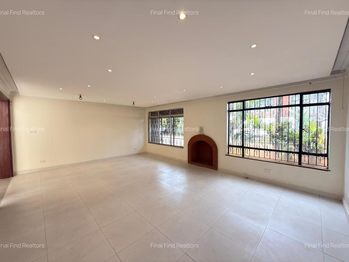 5 Bed Townhouse with En Suite in Brookside - 8