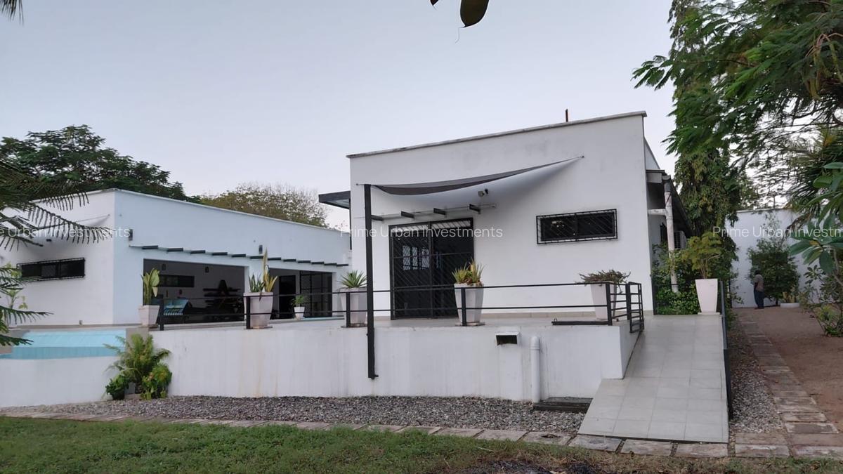 4 Bed House with En Suite in Watamu - 15