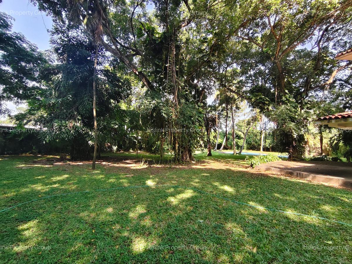 5 Bed House with En Suite at Greenwood Drive - 11