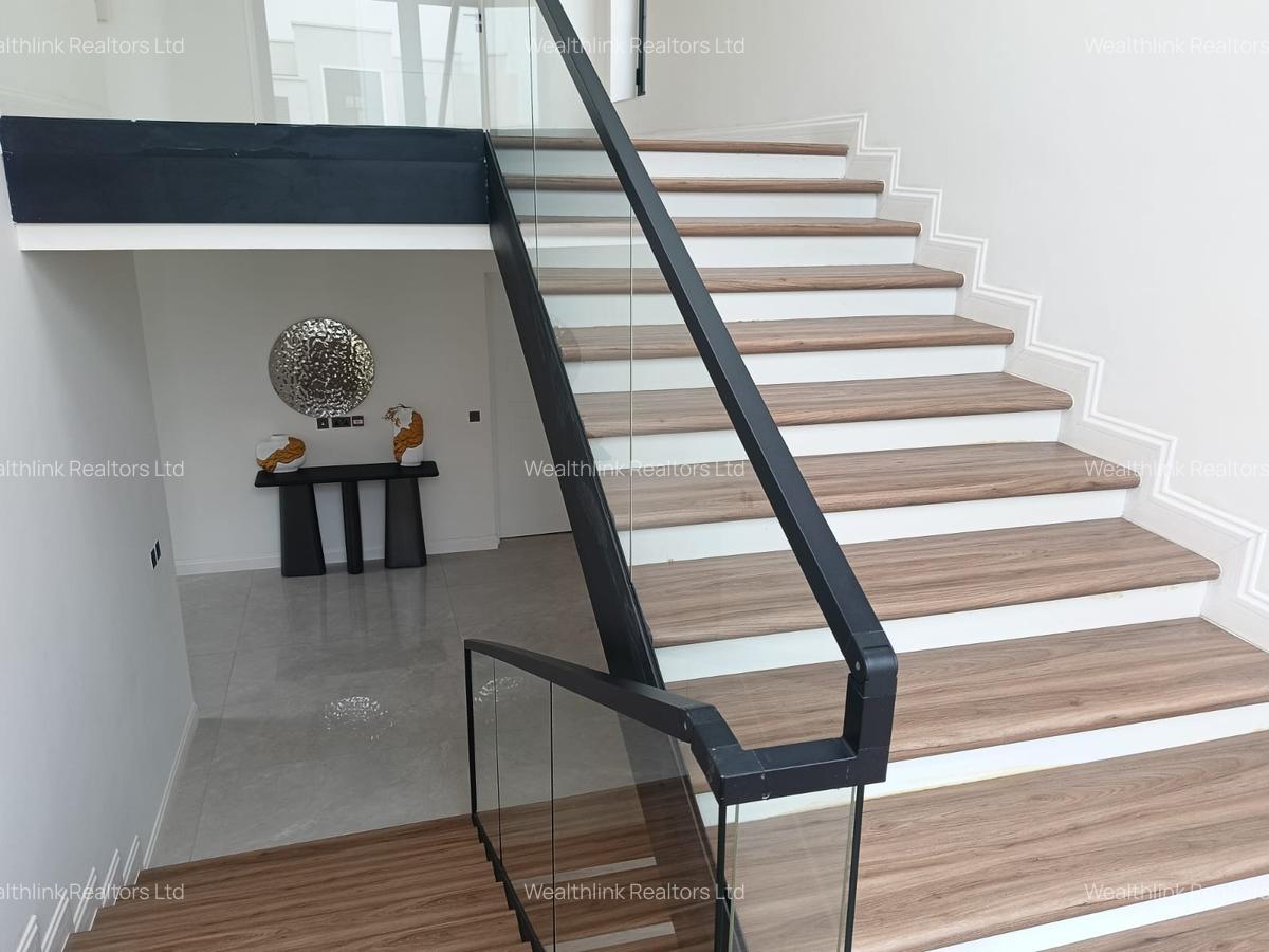 5 Bed Townhouse with En Suite at Runda - 15