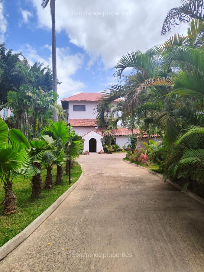 4 Bed Villa with En Suite at Links Road - 4