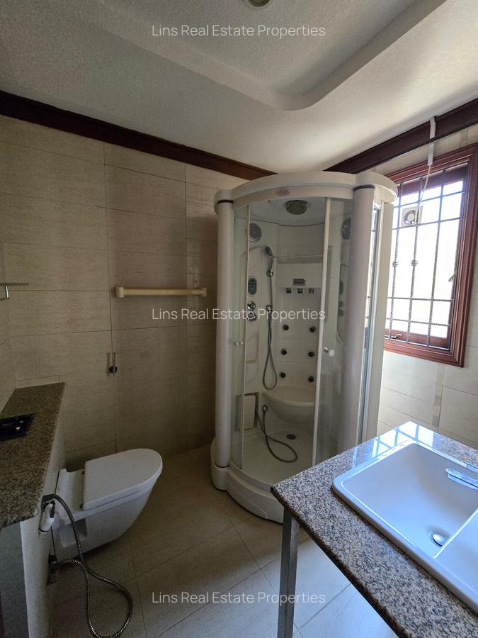 4 Bed House with En Suite in Hill View - 9