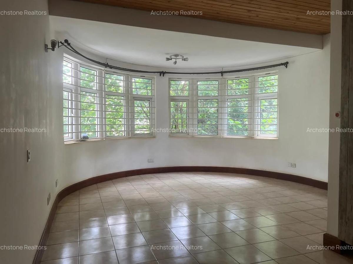 5 Bed Townhouse with En Suite in Rosslyn - 4