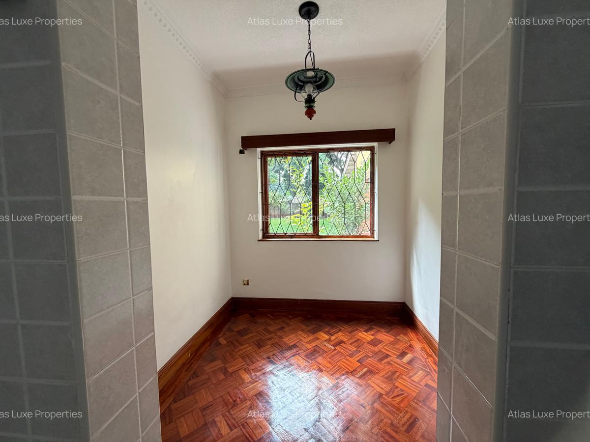 5 Bed Townhouse with En Suite at Old Runda - 16
