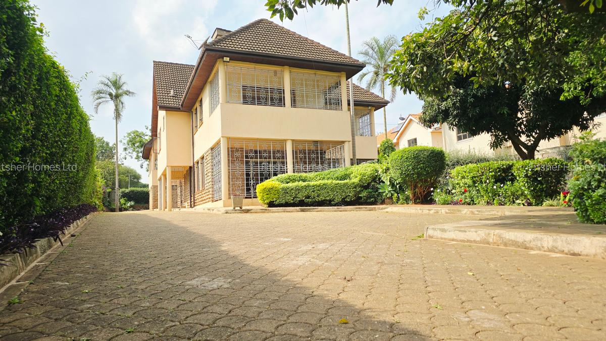 5 Bed House with En Suite in Runda - 1
