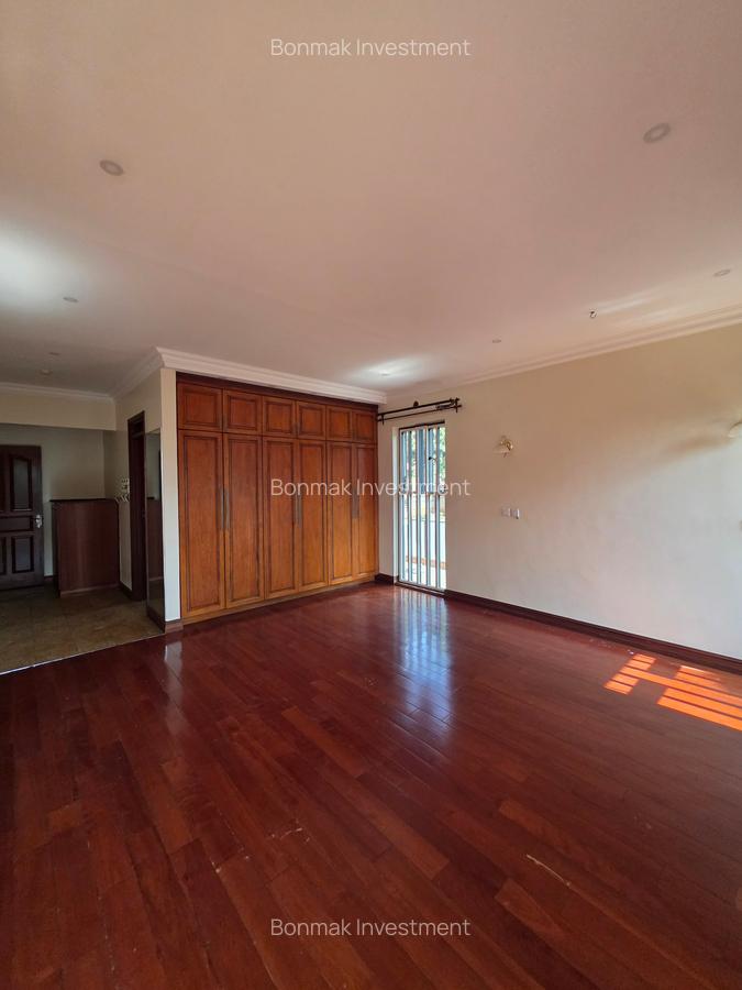 5 Bed House with En Suite at Old Runda - 13