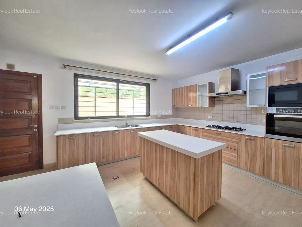 5 Bed Townhouse with En Suite at Lavington - 15