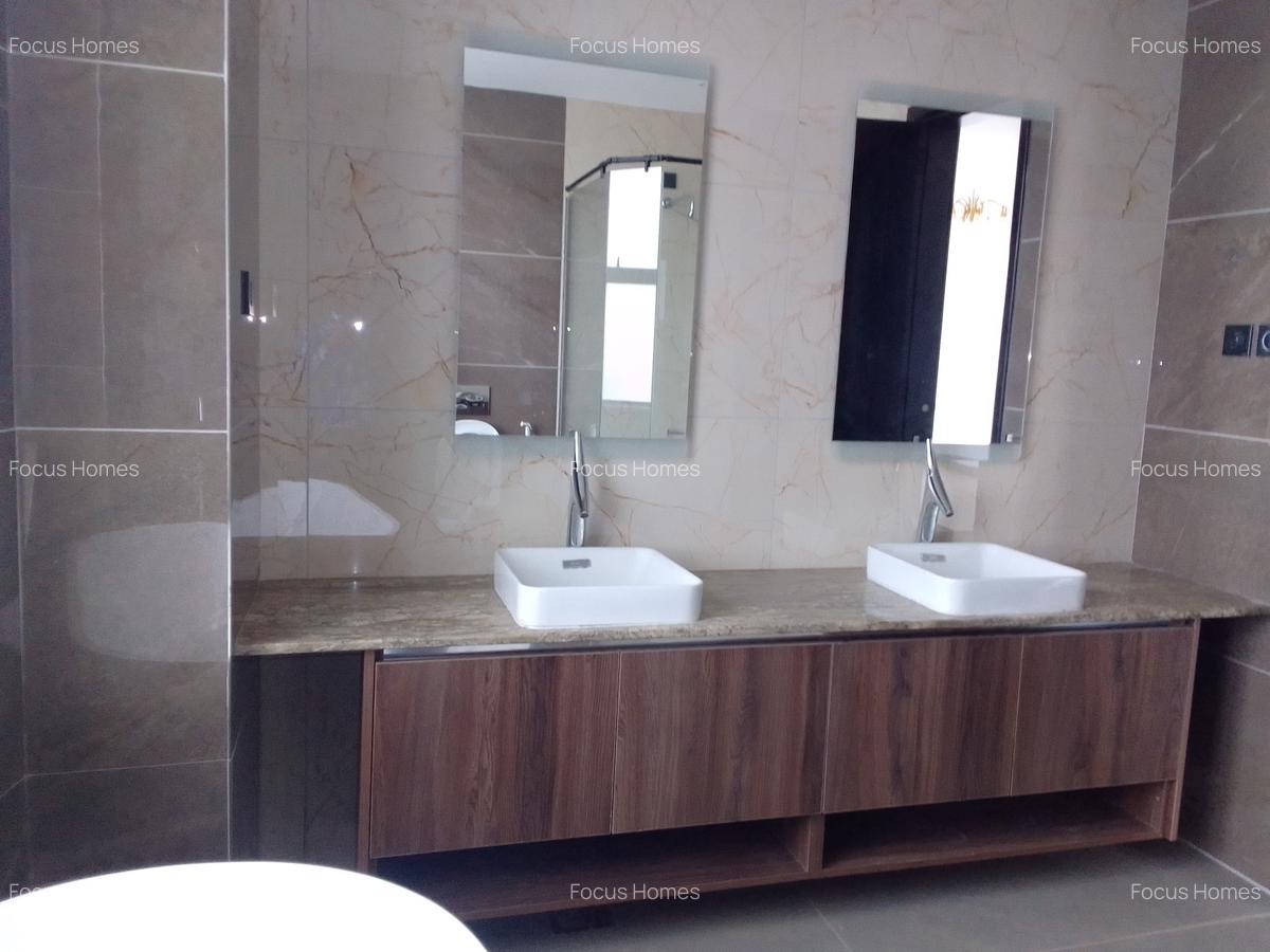 3 Bed Apartment with En Suite in Riverside - 9