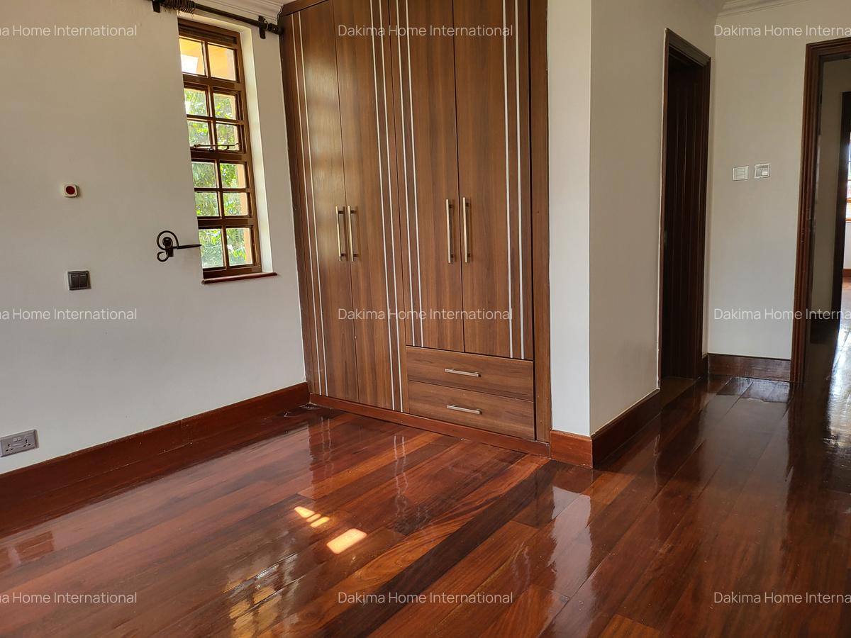 5 Bed House with En Suite in Runda - 16
