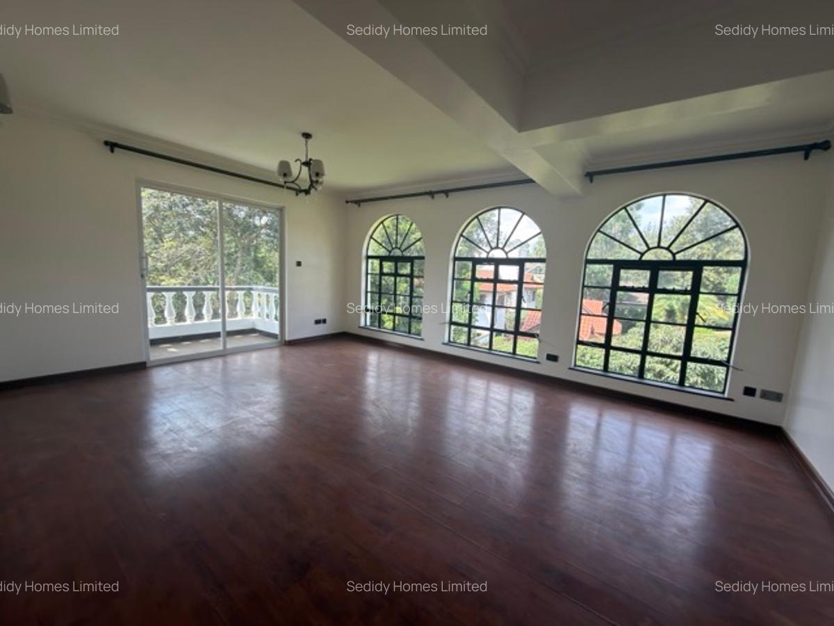 5 Bed House with En Suite in Ridgeways - 17