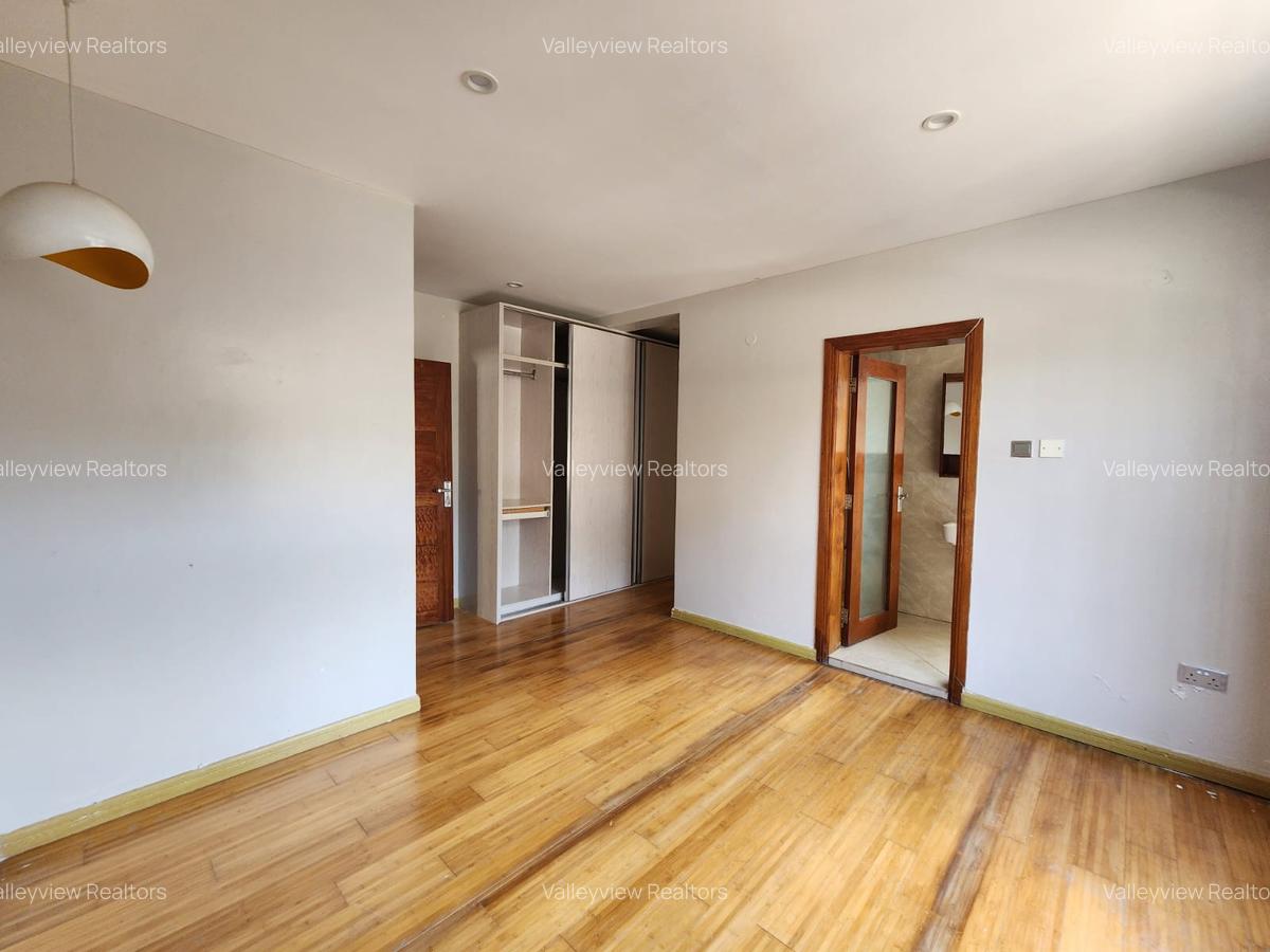 5 Bed Townhouse with En Suite at Lavington - 16