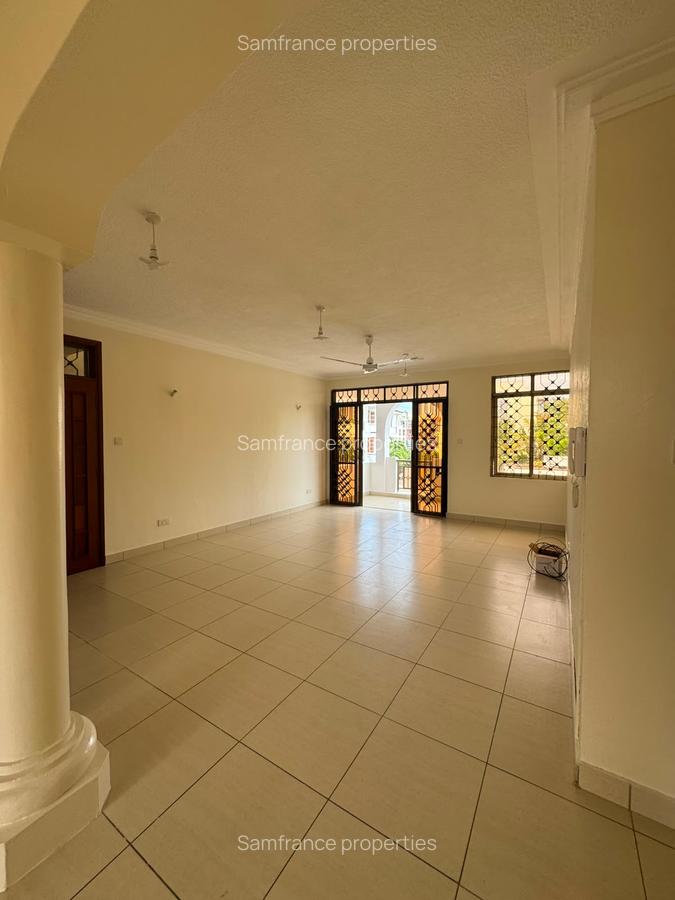 Serviced 2 Bed Apartment with En Suite at Greenwood - 5
