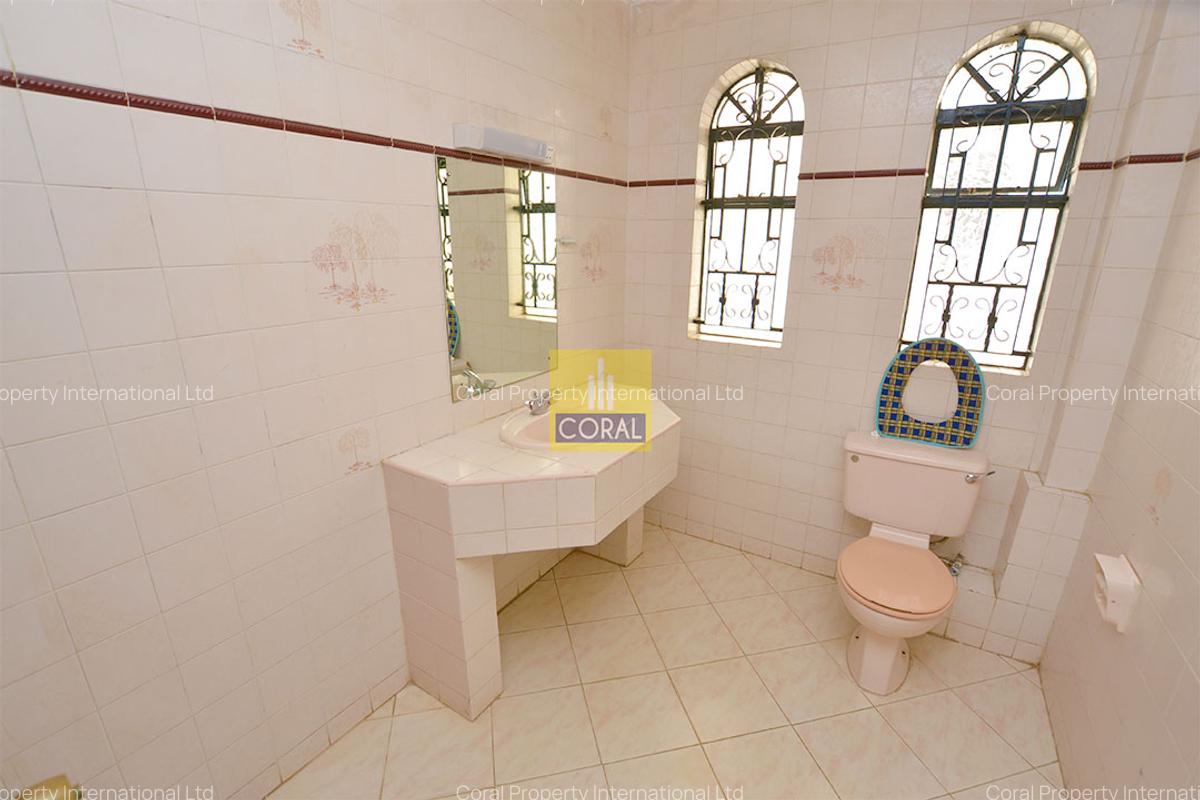 5 Bed Villa with En Suite in Riverside - 4